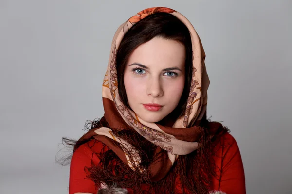 Красивая женщина на красном шарфе — стоковое фото