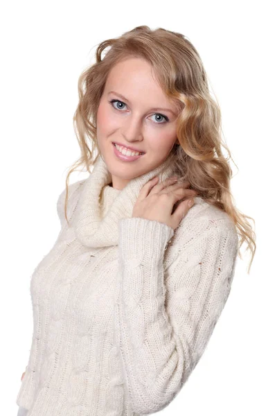 Retrato de una hermosa mujer feliz en una chaqueta de punto —  Fotos de Stock