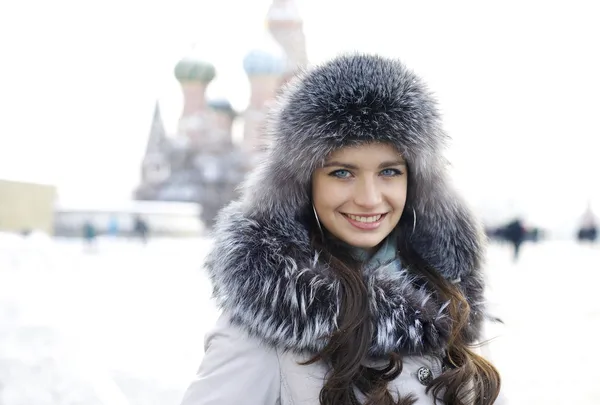 冬都市の背景に若い女性の肖像画 — ストック写真