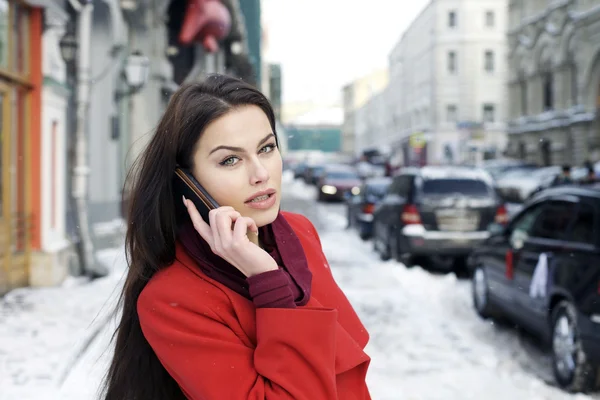 Молодая женщина звонит по телефону — стоковое фото