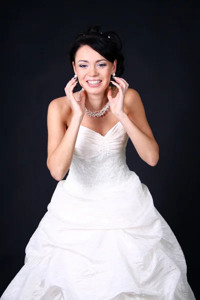 Novia hermosa mujer en vestido de novia —  Fotos de Stock