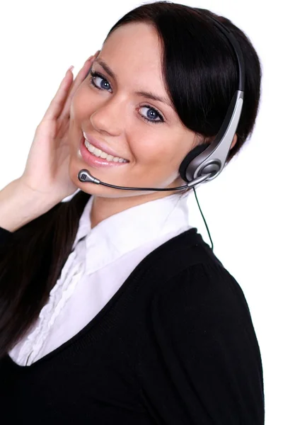 Kendine güvenen genç kadın müşteri hizmetleri temsilcisi ile kulaklık portresi — Stok fotoğraf