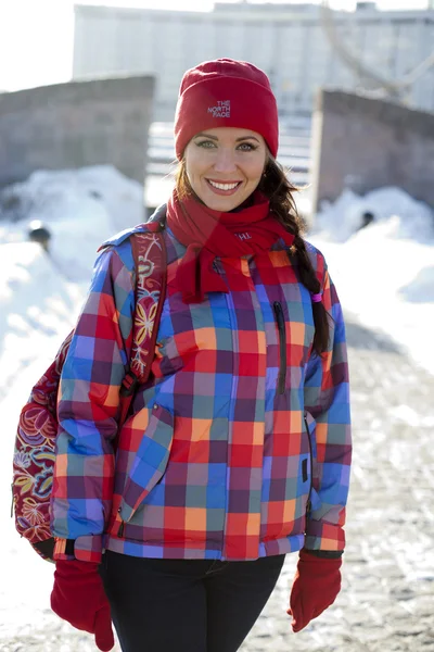 Porträtt av en ung kvinna på bakgrund av en vinter stad — Stockfoto