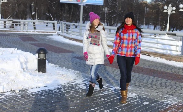 Happy young couple women in winter street — Stock Photo, Image