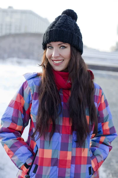 Portret młodej kobiety na tle miasta, zima — Zdjęcie stockowe