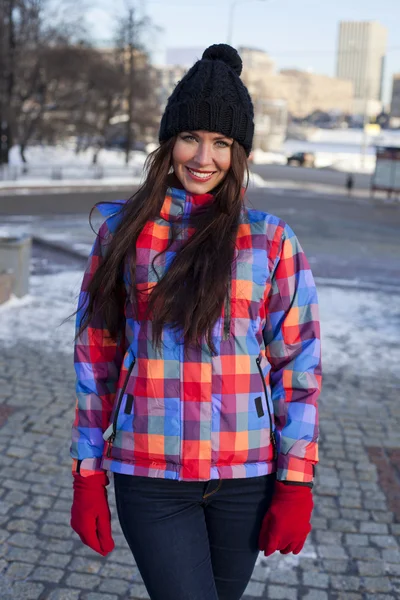 Portret młodej kobiety na tle miasta, zima — Zdjęcie stockowe