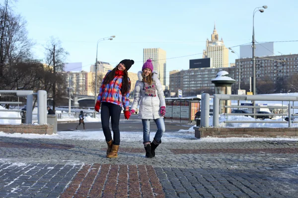Boldog fiatal pár női téli utca — Stock Fotó