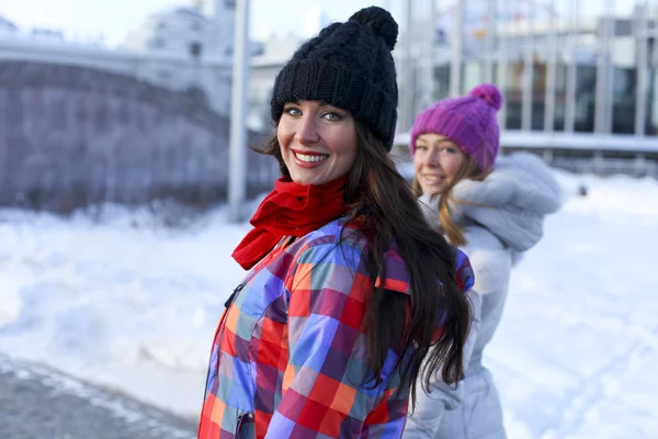 Gelukkig jonge paar vrouwen in de winter straat — Stockfoto