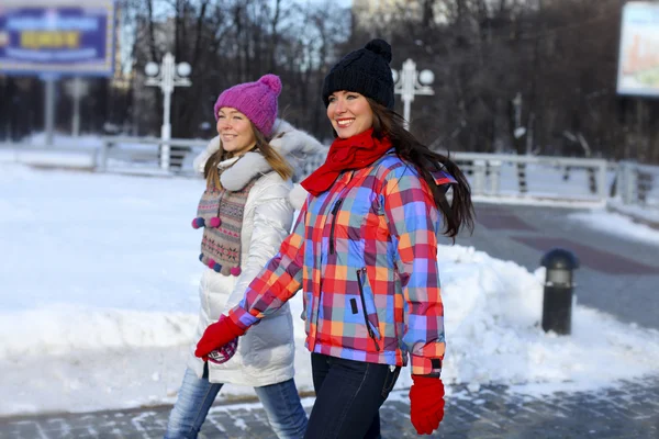 Gelukkig jonge paar vrouwen in de winter straat — Stockfoto