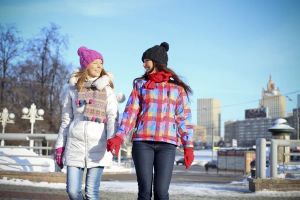 Gelukkig jonge paar vrouwen in de winter straat — Stockfoto