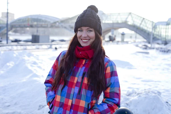 Retrato de una joven sobre el fondo de una ciudad invernal —  Fotos de Stock