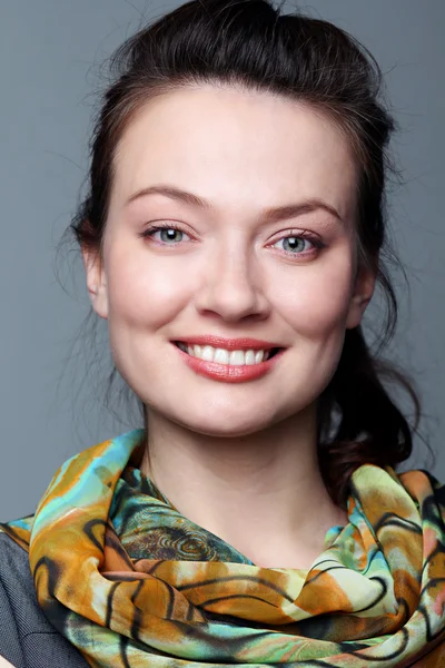 Primo piano ritratto di una giovane donna felice sorridente — Foto Stock