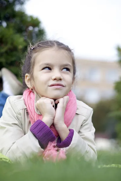 Bambina nel parco autunnale — Foto Stock