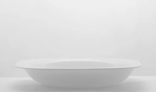 Λευκό άδειο πιάτο — Φωτογραφία Αρχείου