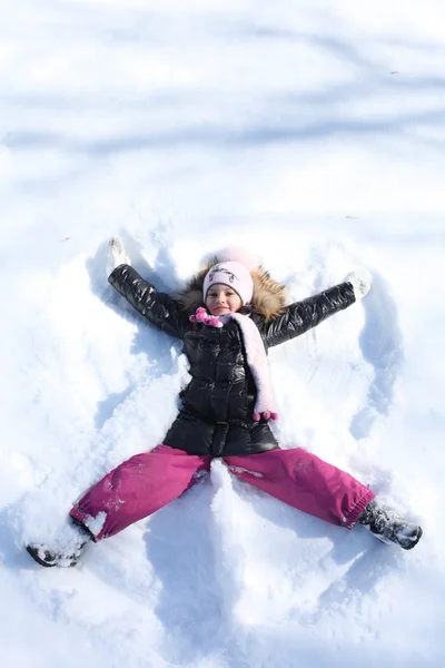 Krásná holčička ve winter parku — Stock fotografie