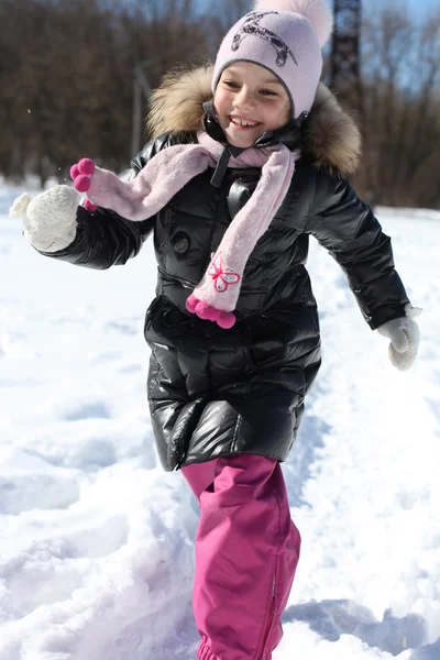 Beautiful little girl in winter park — Stock Photo, Image