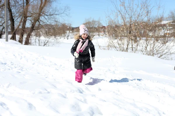 Mooi meisje in winter park — Stockfoto