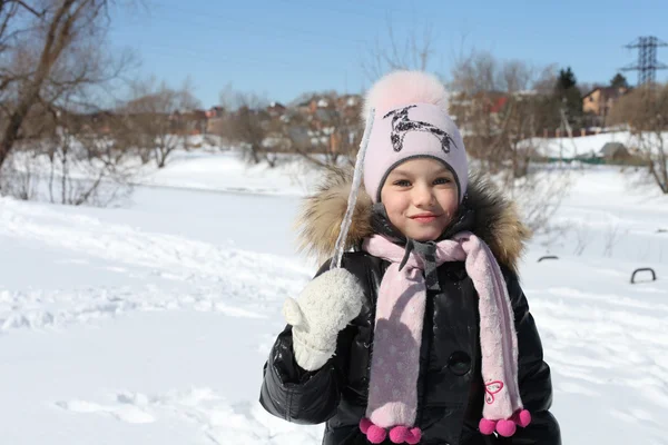 Beautiful little girl in winter park — Stock Photo, Image