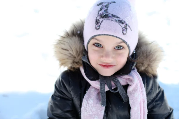 Piękne dziewczynki w winter park — Zdjęcie stockowe