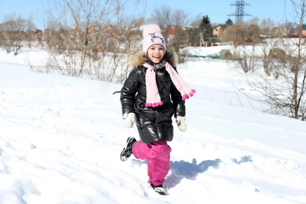 Bella bambina nel parco invernale — Foto Stock