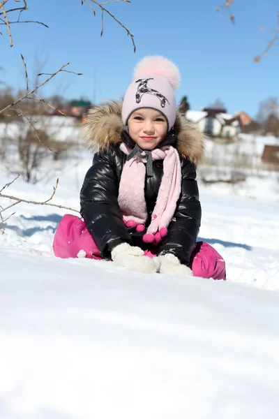 Beautiful little girl in winter park — Stock Photo, Image