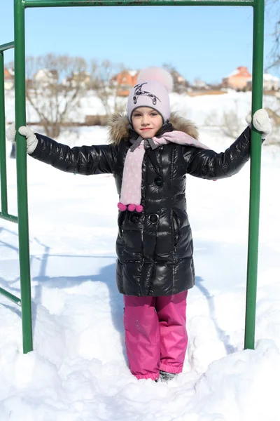 Beautiful little girl in winter park — Stock Photo, Image