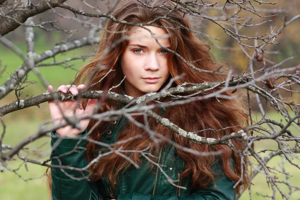 Portrait rapproché d'une jeune femme heureuse — Photo