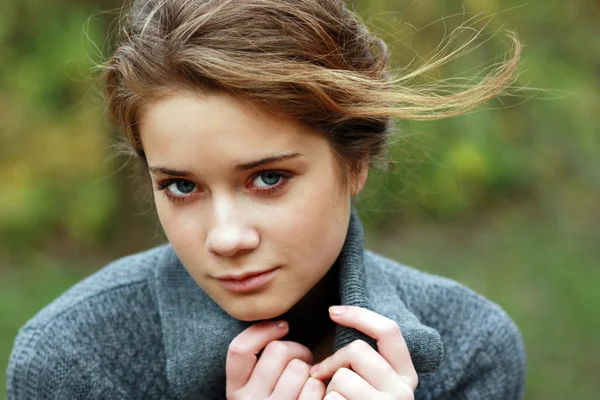 Close-up portret van een gelukkige jonge vrouw — Stockfoto