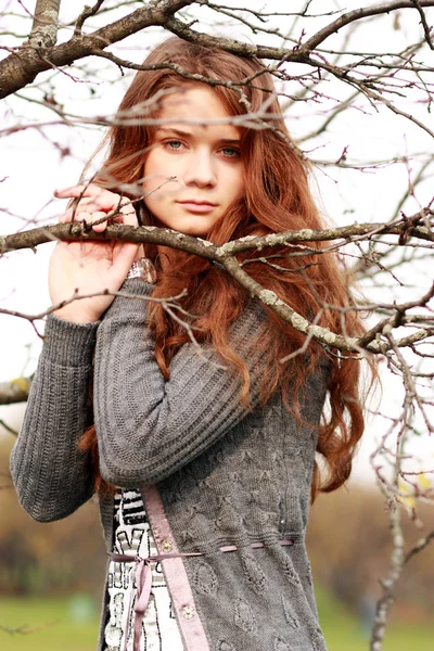 Close-up portret van een gelukkige jonge vrouw — Stockfoto