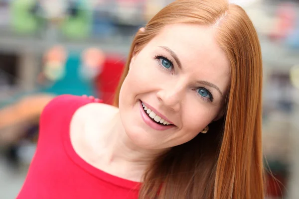 Unga vackra röda hår kvinna — Stockfoto