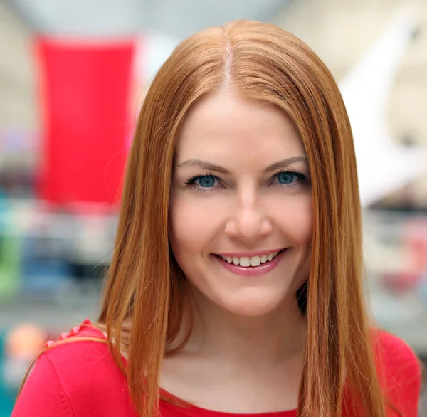 Jeune belle femme aux cheveux rouges — Photo