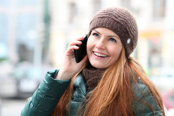 Mutlu genç bir kadın telefon ederken — Stok fotoğraf