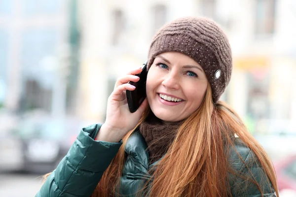 Gelukkig jonge vrouw bellen via de telefoon — Stockfoto