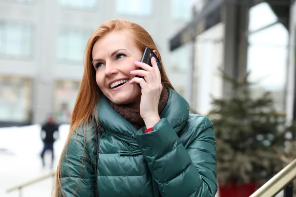 Gelukkig jonge vrouw bellen via de telefoon — Stockfoto
