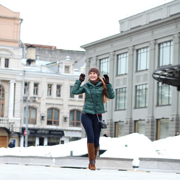 Ходячая женщина осенью на улице Москвы — стоковое фото
