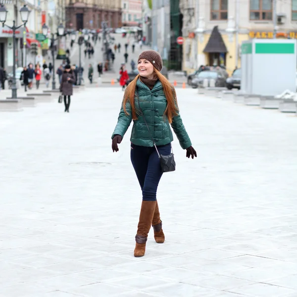 Sonbahar Moskova sokakta yürüyen kadın — Stok fotoğraf