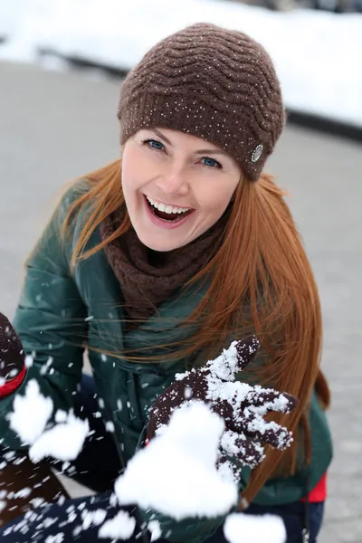 Gelukkig jonge vrouw in winter stad — Stockfoto
