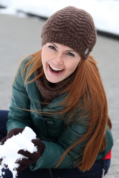 Happy young woman in winter city — Stock Photo, Image