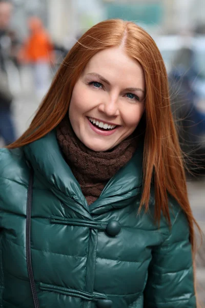 Gelukkig jonge vrouw in herfst stad — Stockfoto