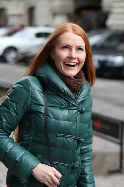 Glückliche junge Frau in der Herbststadt — Stockfoto