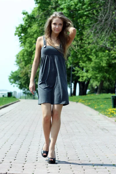 Beautiful young woman walking on the street — Stock Photo, Image