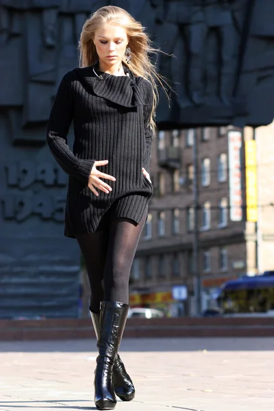 Krásná mladá žena kráčející po ulici — Stock fotografie