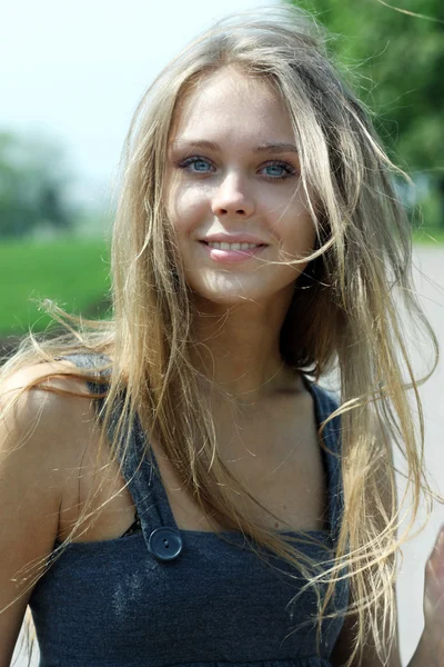 Gyönyörű fiatal szőke nő — Stock Fotó