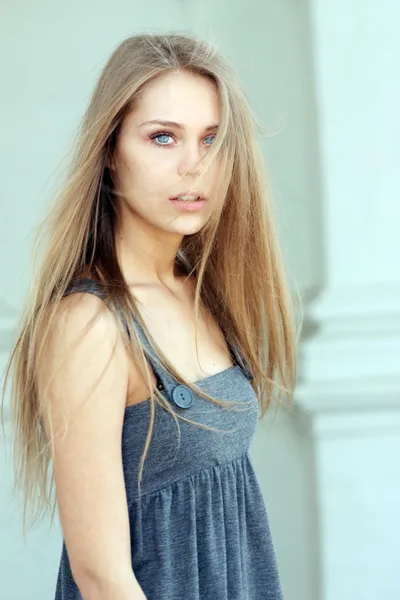 Retrato de jovem bela mulher loira — Fotografia de Stock