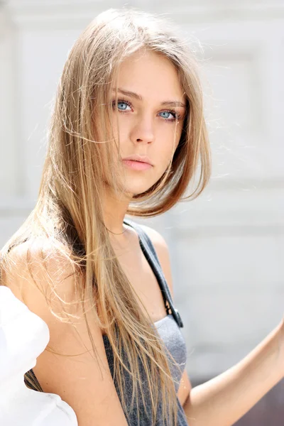 Hermosa joven mujer. — Foto de Stock