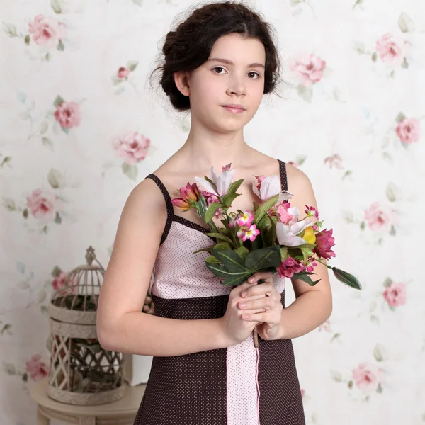 Jonge tiener meisje in pyjama 's — Stockfoto