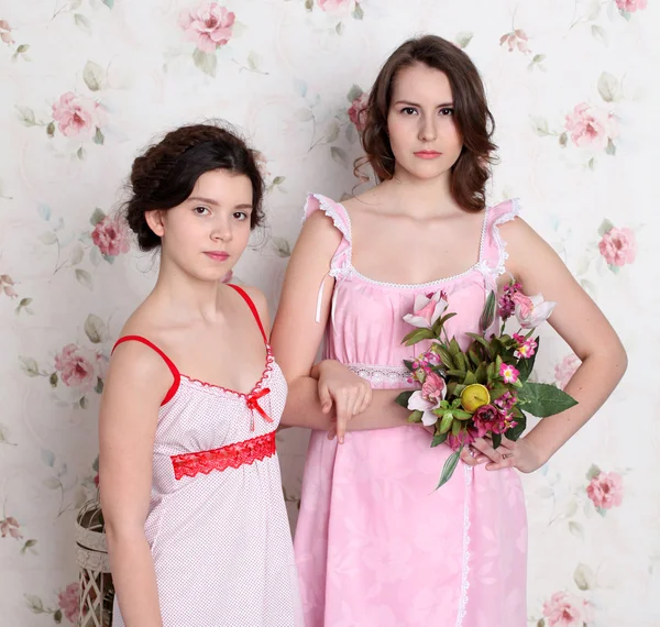 Jeune adolescente fille et femme en pyjama — Photo