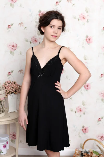 Jonge tiener meisje in zwart pyjama 's — Stockfoto