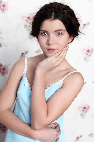 Portrét hezká holčička v modrých šatech — Stock fotografie