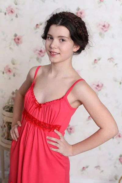 Porträt eines hübschen kleinen Mädchens im roten Kleid — Stockfoto